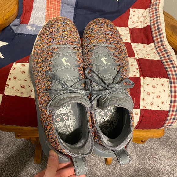 Lebron 16 - Picture 4 of 7